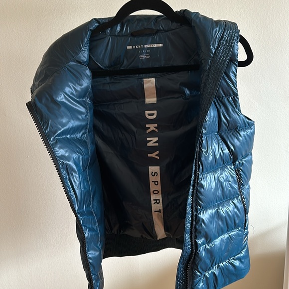 DKNY Sport Asymmetrical Full Zip Down Filled Water Repellent Quilted Puffer Vest - Picture 3 of 7